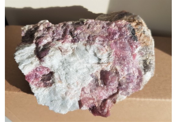 Pegmatyt obficie przerośnięty elbaitem z Piławy Grn.