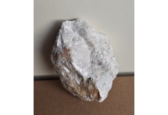 Okaz wollastonitu z Izerskich Garbów