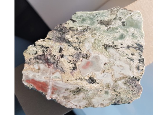 Przeobrażony dolomit z orbikularnymi strukturami z Rędzin