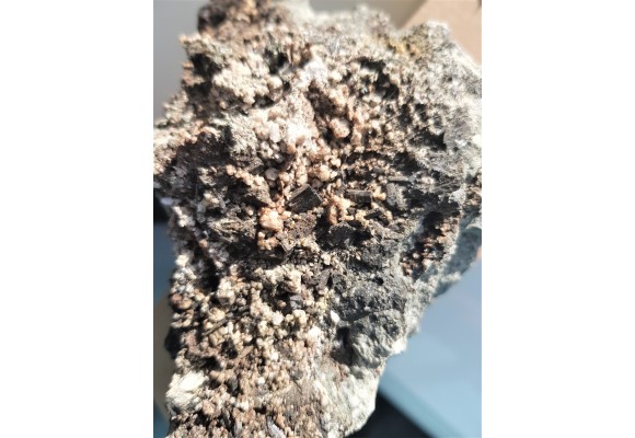 Turmaliny w kawernie w amfibolicie z Piławy Grn.