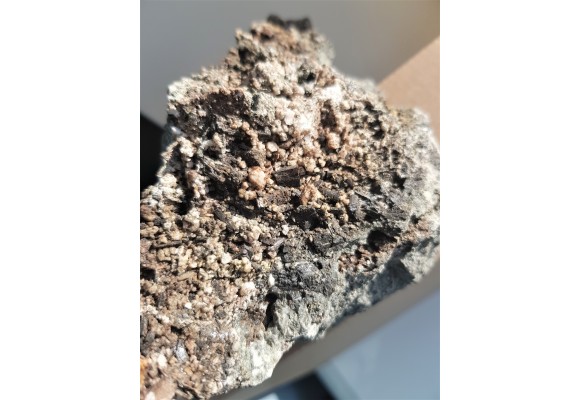 Turmaliny w kawernie w amfibolicie z Piławy Grn.