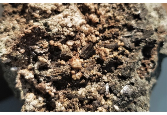 Turmaliny w kawernie w amfibolicie z Piławy Grn.