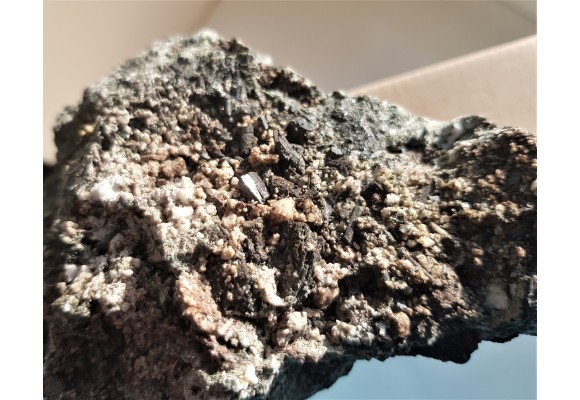 Turmaliny w kawernie w amfibolicie z Piławy Grn.