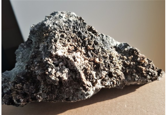 Turmaliny w kawernie w amfibolicie z Piławy Grn.