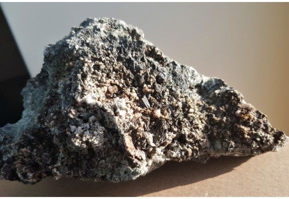 Turmaliny w kawernie w amfibolicie z Piławy Grn.