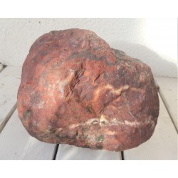 Krwistoczerwony jaspis wielkości głowy ze Starych Bogaczowic