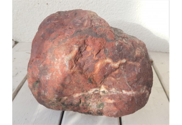 Krwistoczerwony jaspis wielkości głowy ze Starych Bogaczowic