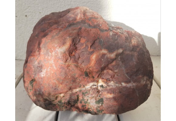 Krwistoczerwony jaspis wielkości głowy ze Starych Bogaczowic