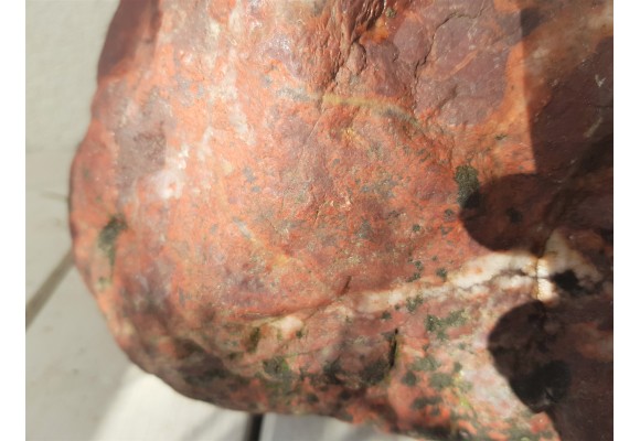 Krwistoczerwony jaspis wielkości głowy ze Starych Bogaczowic