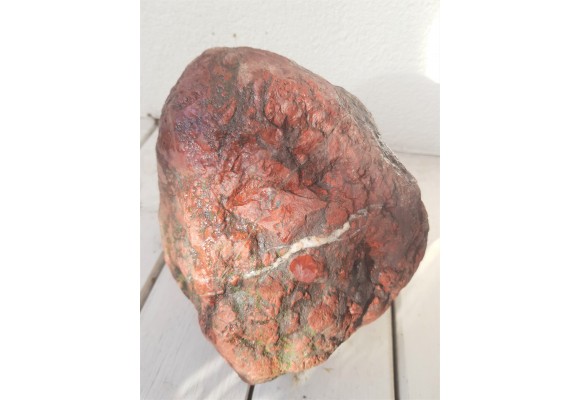 Krwistoczerwony jaspis wielkości głowy ze Starych Bogaczowic