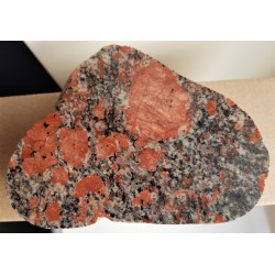 Granit z prakryształami intensywnie czerwonych skaleni, eratyk, Kołobrzeg