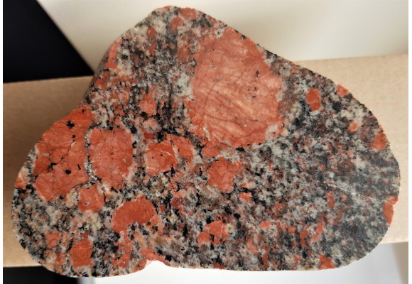 Granit z prakryształami intensywnie czerwonych skaleni, eratyk, Kołobrzeg