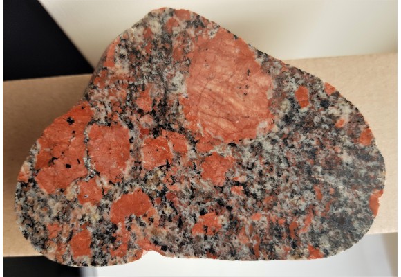 Granit z prakryształami intensywnie czerwonych skaleni, eratyk, Kołobrzeg