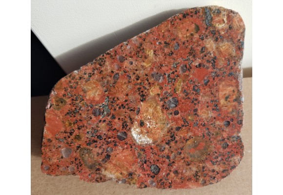 Granit typu rapakiwi z iryzującymi skaleniami, eratyk, Kołobrzeg