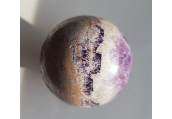 Kula polerowana z żyły ametystowo-fluorytowej z Kletna
