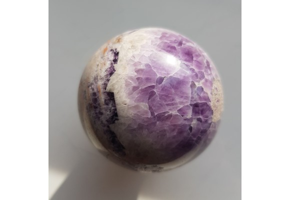Kula polerowana z żyły ametystowo-fluorytowej z Kletna