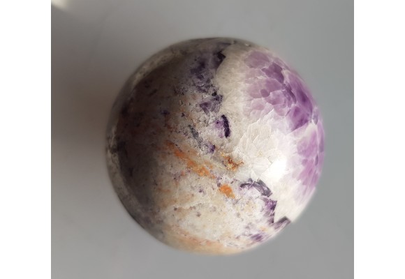 Kula polerowana z żyły ametystowo-fluorytowej z Kletna