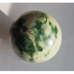 Kula polerowana z rodingitu z Nasławic