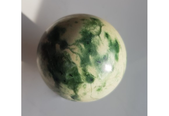 Kula polerowana z rodingitu z Nasławic