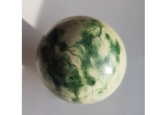 Kula polerowana z rodingitu z Nasławic