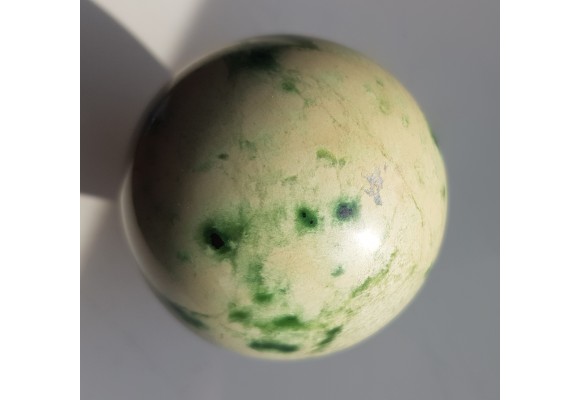 Kula polerowana z rodingitu z Nasławic