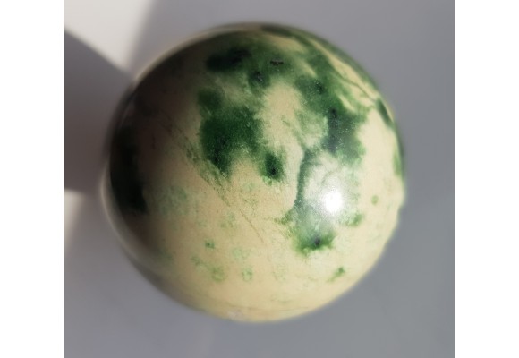 Kula polerowana z rodingitu z Nasławic