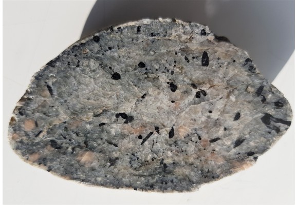 Skała kwarcowo-łyszczykowa z brązowym turmalinem, eratyk Dźwirzyno