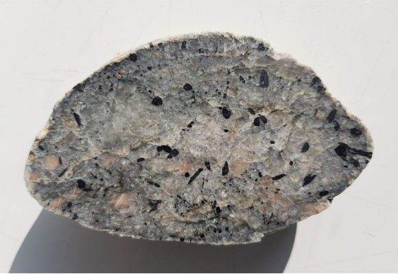 Skała kwarcowo-łyszczykowa z brązowym turmalinem, eratyk Dźwirzyno