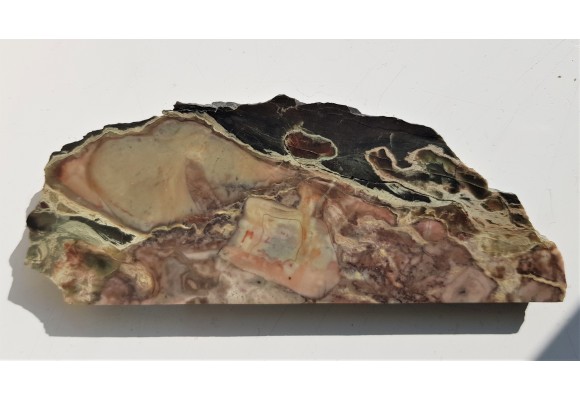 Skarn brucytowo-lizardytowy z Dubia pod Krakowem