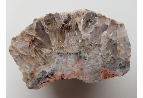 Szczotka kwarcowa z wrostkami krystalicznego goethytu z Suszyny