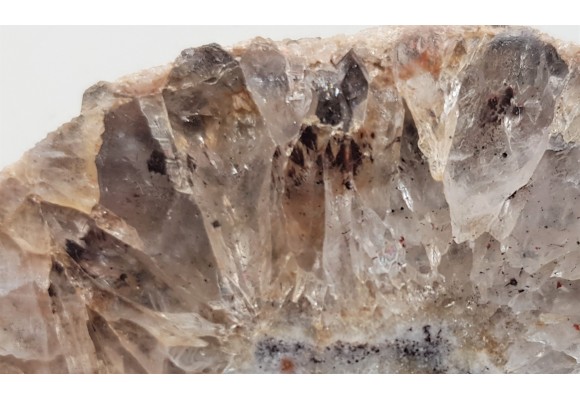 Szczotka kwarcowa z wrostkami krystalicznego goethytu z Suszyny