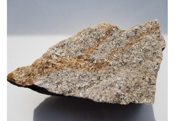 Brązowe, igiełkowate kryształy turmalinu na kwarcycie z Romanowa k. Strzelina