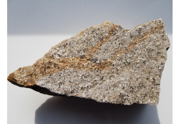 Brązowe, igiełkowate kryształy turmalinu na kwarcycie z Romanowa k. Strzelina