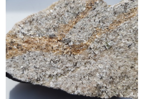 Brązowe, igiełkowate kryształy turmalinu na kwarcycie z Romanowa k. Strzelina