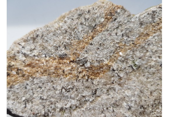 Brązowe, igiełkowate kryształy turmalinu na kwarcycie z Romanowa k. Strzelina