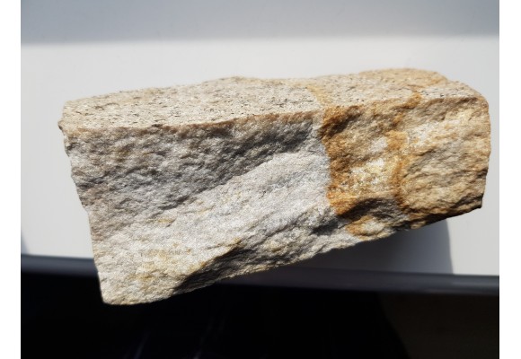 Brązowe, igiełkowate kryształy turmalinu na kwarcycie z Romanowa k. Strzelina