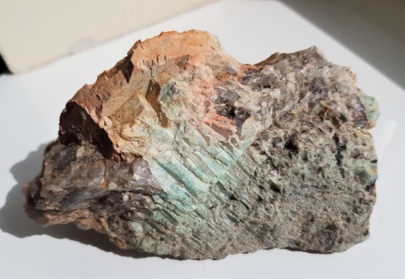 Pegmatyt z wyrazistym amazonitem z Bukowca k. J. Góry