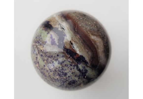 Kula polerowana z e skały z fluorytem z Kletna