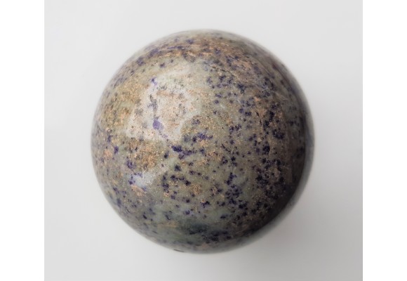 Kula polerowana z e skały z fluorytem z Kletna