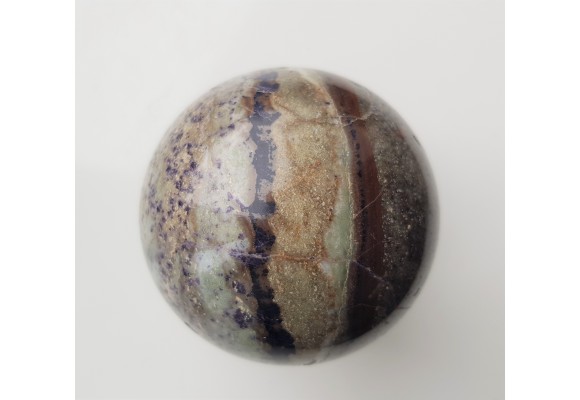 Kula polerowana z e skały z fluorytem z Kletna