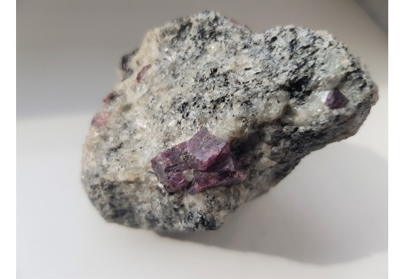 Rubiny w gnejsie z rosyjskiej Karelii