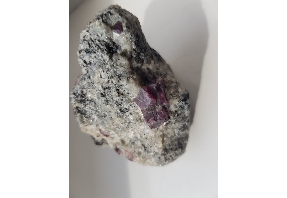 Rubiny w gnejsie z rosyjskiej Karelii