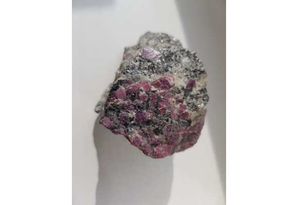 Rubiny w gnejsie z rosyjskiej Karelii