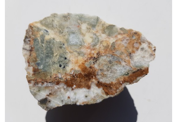 Polerowany okaz skały z ankerytem oraz tetraedrytem z Miedzianki k. Janowic Wlk.