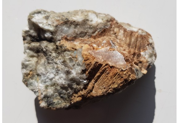 Polerowany okaz skały z ankerytem oraz tetraedrytem z Miedzianki k. Janowic Wlk.