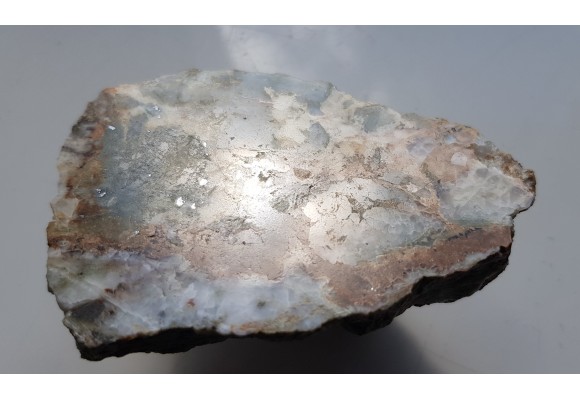 Polerowany okaz skały z ankerytem oraz tetraedrytem z Miedzianki k. Janowic Wlk.