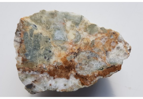 Polerowany okaz skały z ankerytem oraz tetraedrytem z Miedzianki k. Janowic Wlk.