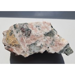 Polerowany okaz skały ze złoża Ciechanowice z różowym barytem