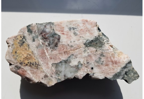 Polerowany okaz skały ze złoża Ciechanowice z różowym barytem
