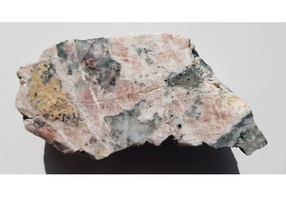 Polerowany okaz skały ze złoża Ciechanowice z różowym barytem